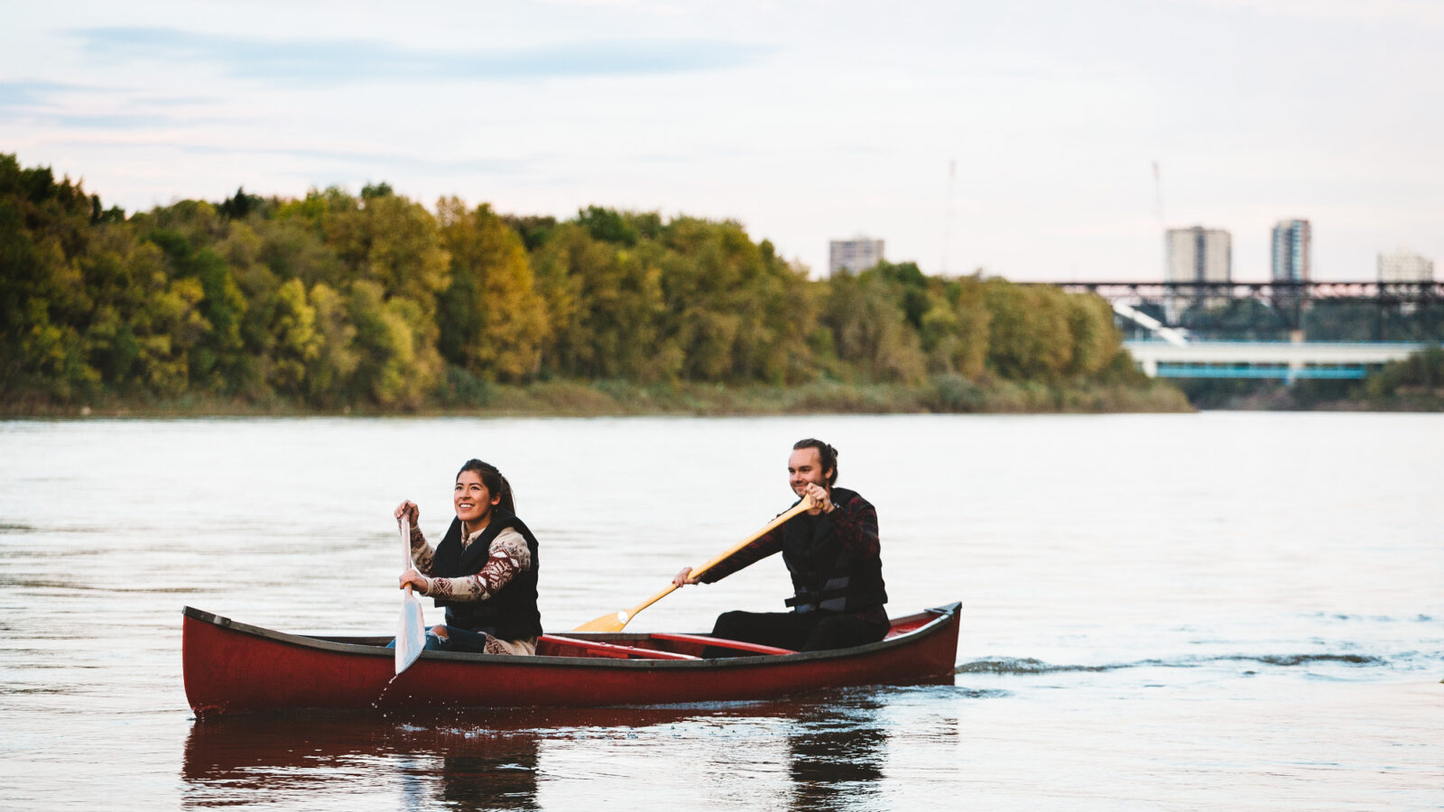 De beste manier om de rivier te verkennen is met een boot | © Explore Edmonton