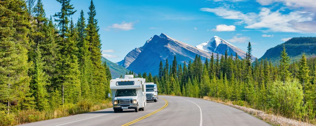 Camper in Alberta | © iStock - benedek